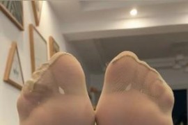 家中轻挠女友丝足 - P832